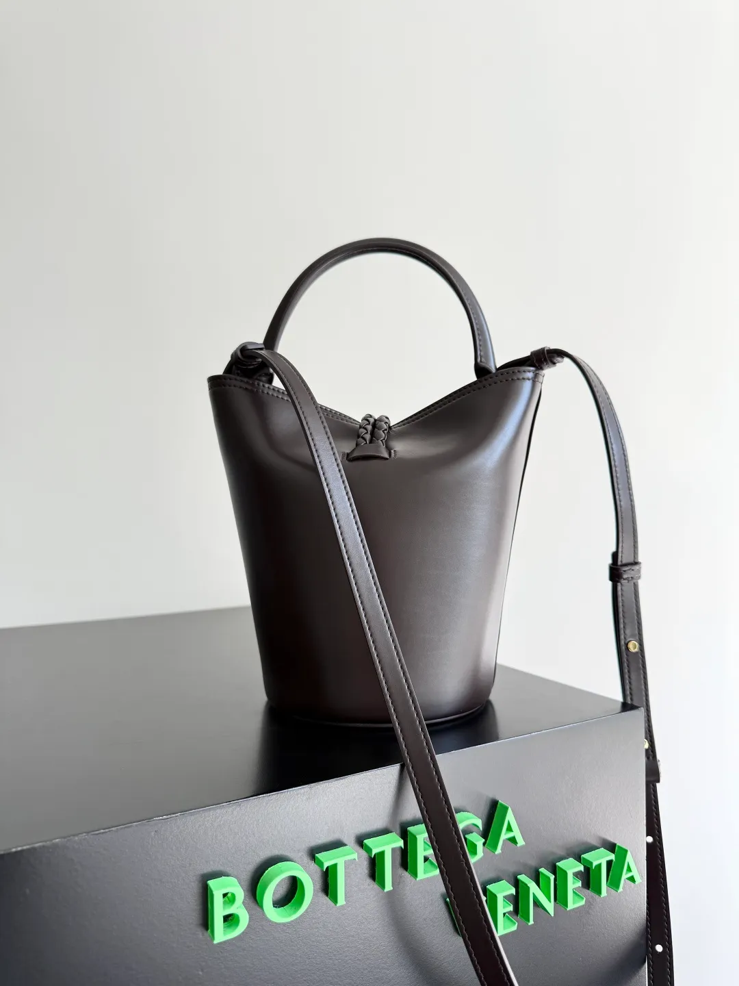 Batch 1620 BOTTEGA VENETA 2025 new women's LIBERTA small bucket bag The wind of "freedom" is still blowing towards summer🫧Unique bag shape and large enough capacity. This kind of small bag has always been very popular in summer. It can easily store essential items such as sunscreen and mini 5-fold umbrella when carrying it when going out. It uses braided knots and horseshoe buckle shapes. The metal ring is used for opening and closing, and the classic weaving is only used as an embellishment here, giving way to the simplicity of all-leather. It is a true combination of innovation and classics. It is also equipped with a detachable long shoulder strap. Friends who don’t like to carry it on the shoulder can only buy this bag and have more choices. Style number: 815244 Size: 22*18*15cm